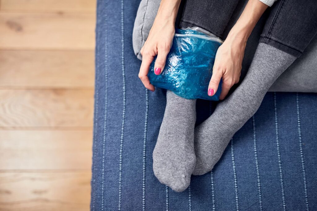 Traitement à domicile d’une tendinite du tendon d’Achille avec une poche de glace